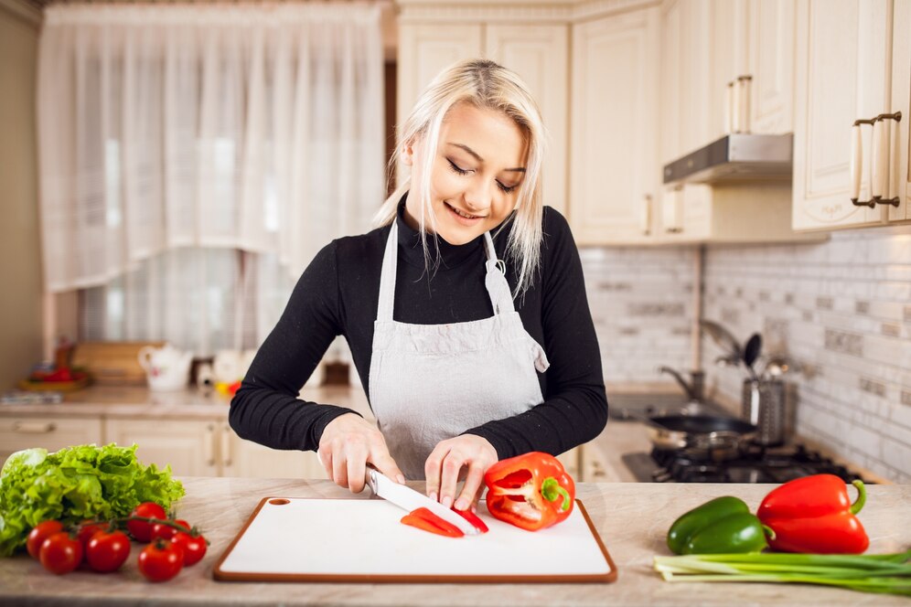 چگونه با تمیز کردن صحیح تخته آشپزی از انتقال ویروس معده جلوگیری کنیم؟