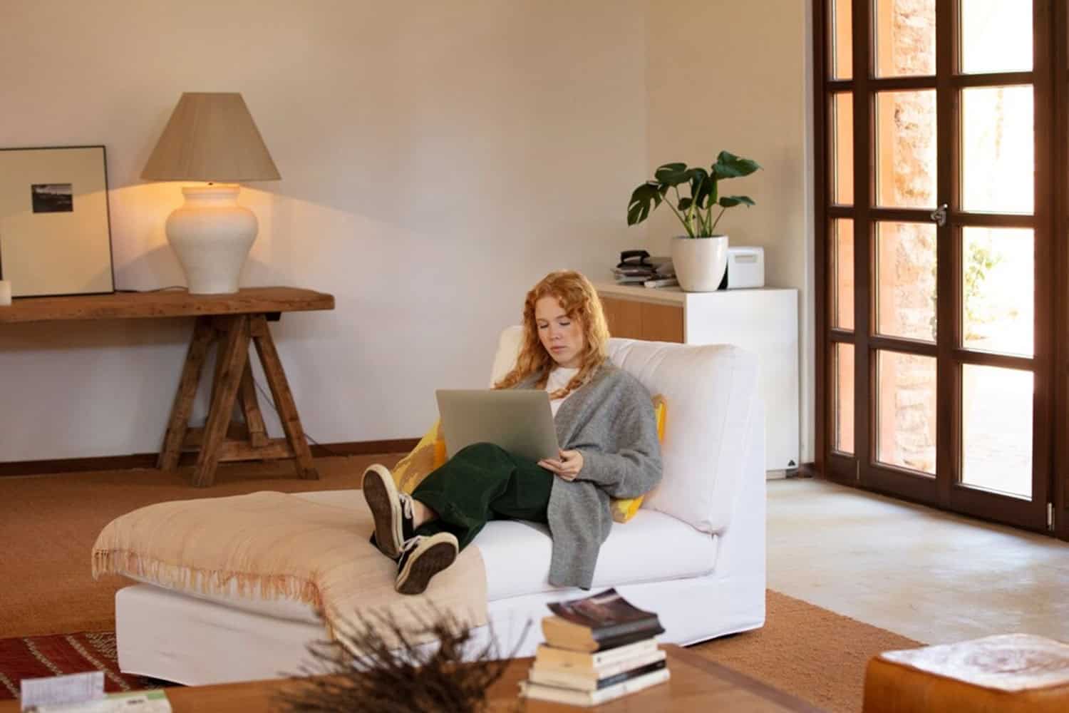 چرا نباید اجازه داد کفش به داخل خانه بیاید؟