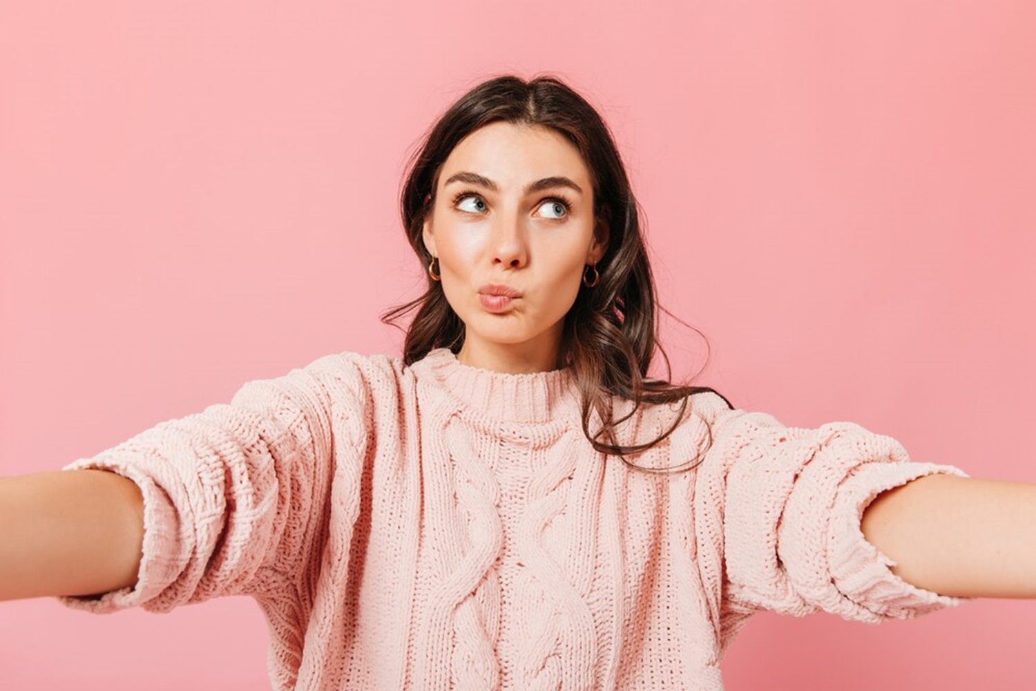آیا گوش‌ها هم در تشخیص نگاه نقش دارند؟