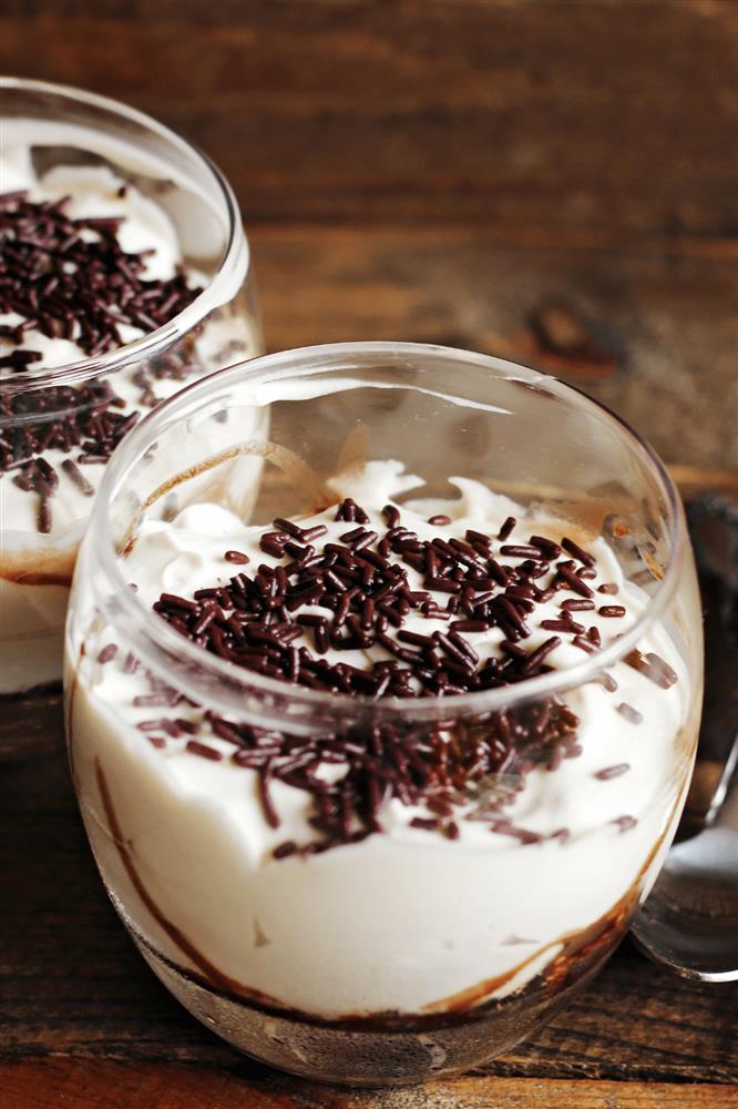  Two glasses of chocolate mousse decorated with chocolate strings