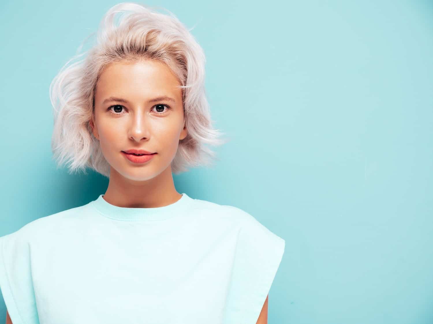 دلیل و عوامل تأثیرگذار سفید شدن موها